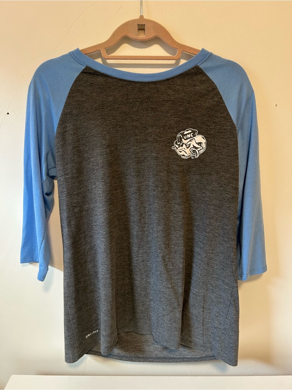 Nike UNC Raglan Long Sleeve Tee - Light Blue & Charcoal